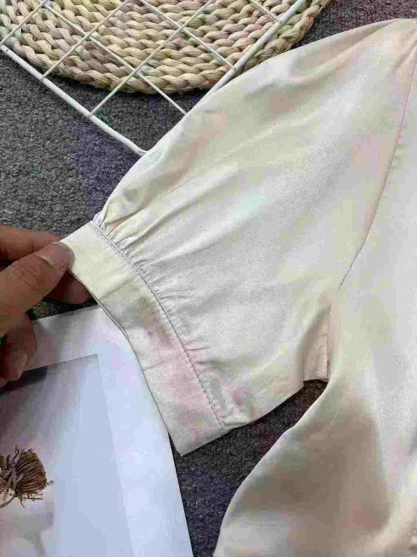 880 dona yuqori sifatli taqlid ipak modali ayollar bluzkalari, shampan rang, o'lchamlari S-XXL, alohida qadoqlangan - Image 9