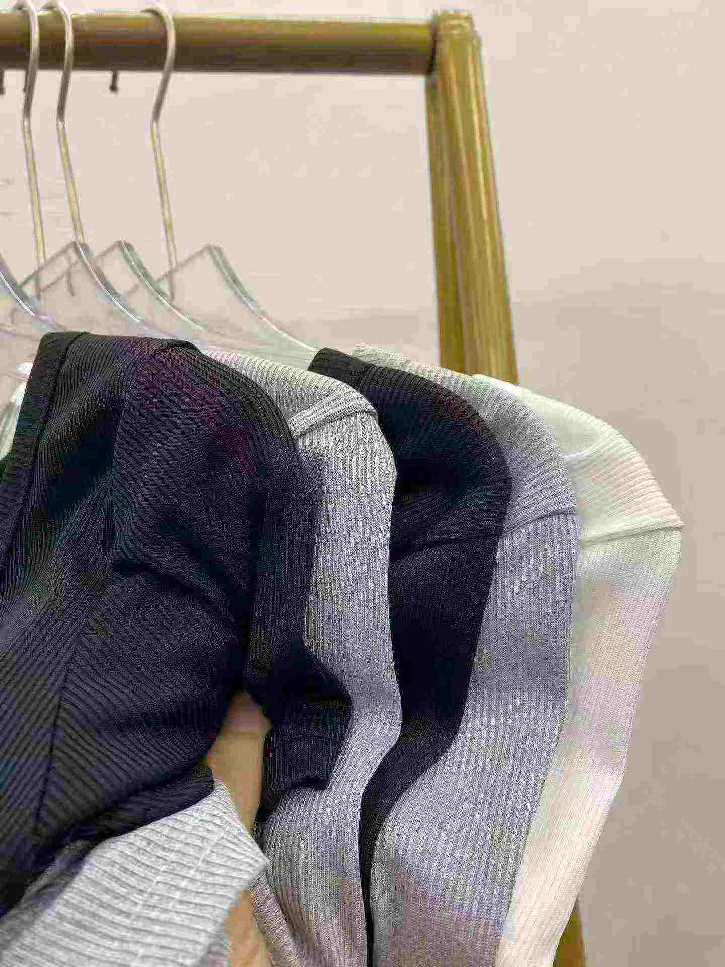 447 pièces de t-shirts à manches courtes en soie glacée pour femmes, déstockage - Image 9