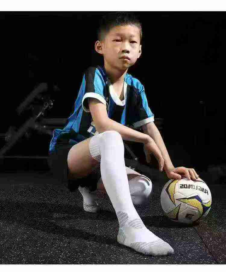 Aproximadamente 7700 pares de calcetines deportivos de fútbol para niños mayores, tallas S-L - Image 3