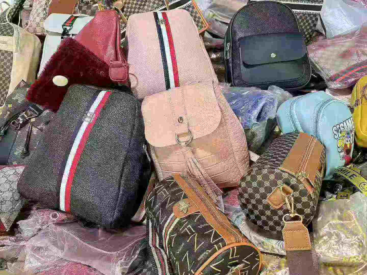 Karışık Stiller Kadın Çantaları Toplu Tasfiye, 5000 Adet Mevcuttur - Image 2