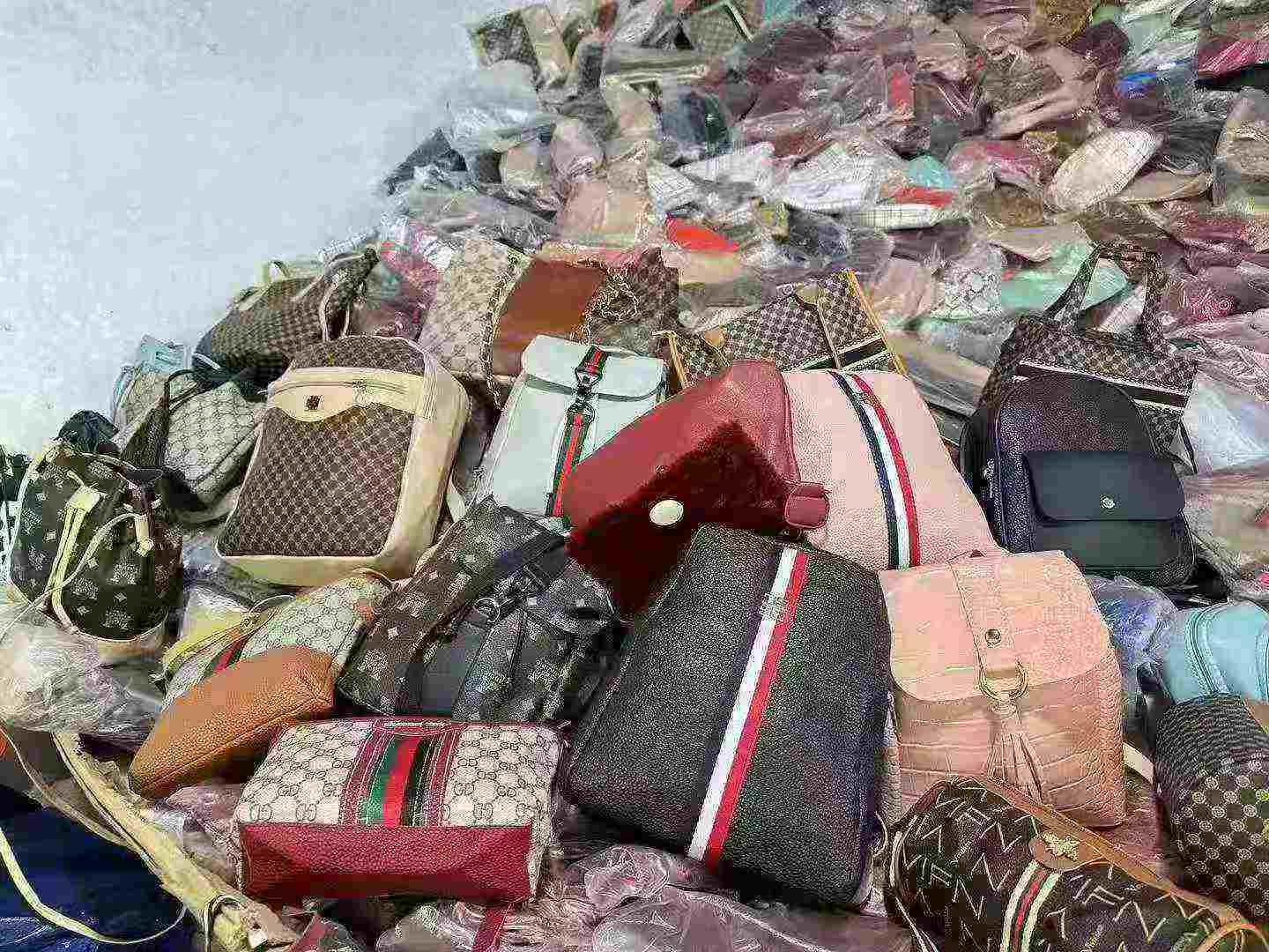 Karışık Stiller Kadın Çantaları Toplu Tasfiye, 5000 Adet Mevcuttur - Image 3