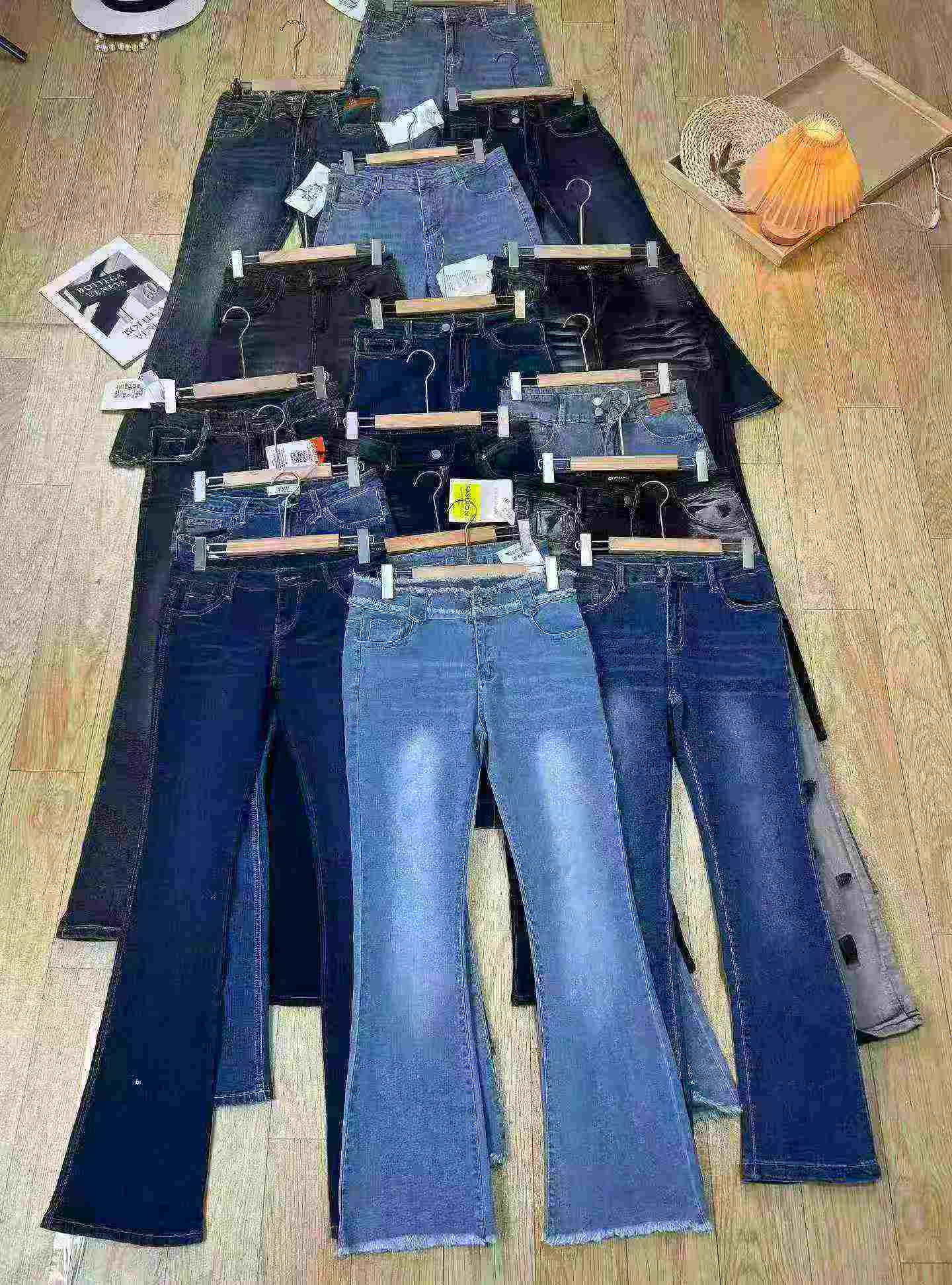 Grosir 1500 Pcs Celana Jeans Flared Pinggang Tinggi Elastis Wanita - Image 4