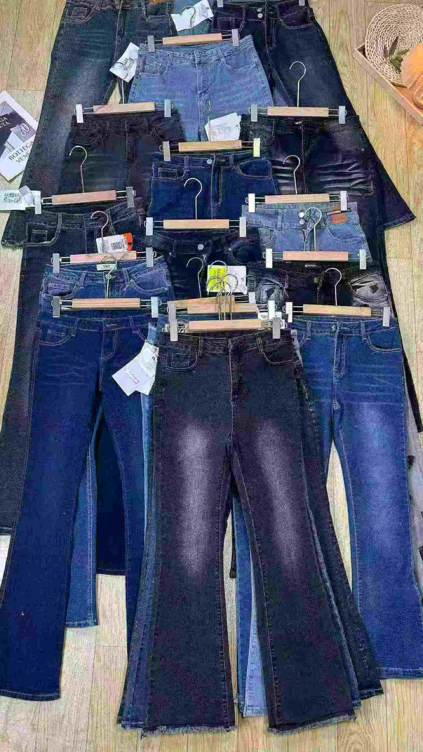 Grosir 1500 Pcs Celana Jeans Flared Pinggang Tinggi Elastis Wanita - Image 7