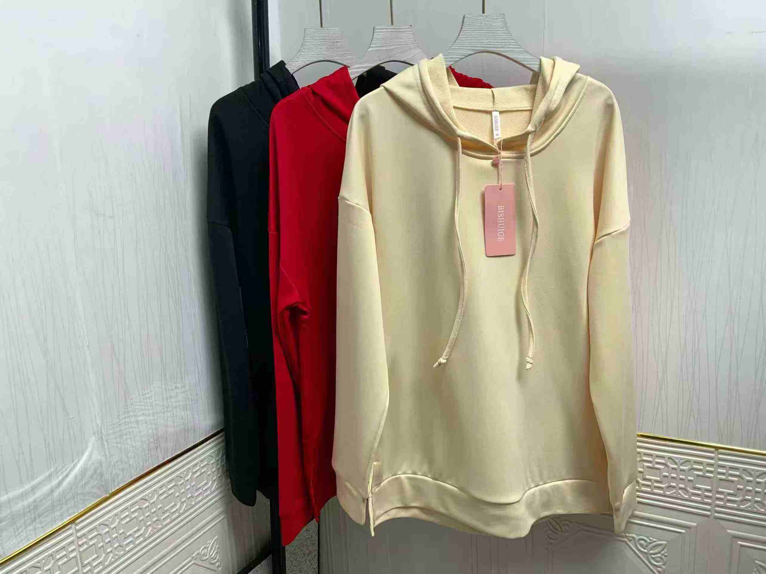 477 Pcs Oversized Men and Women Hoodies - Image 2