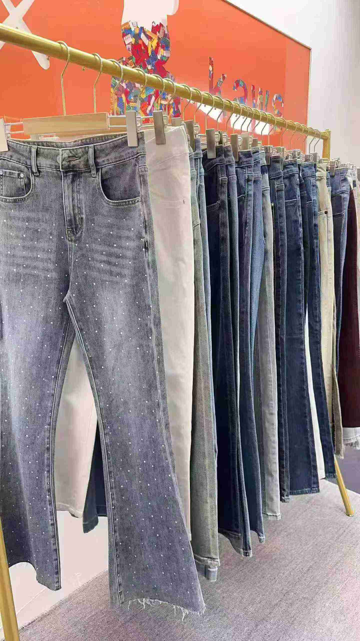 About 3500 Pcs High Quality Mixed Women's Denim Jeans Bulk Clearance - Image 5