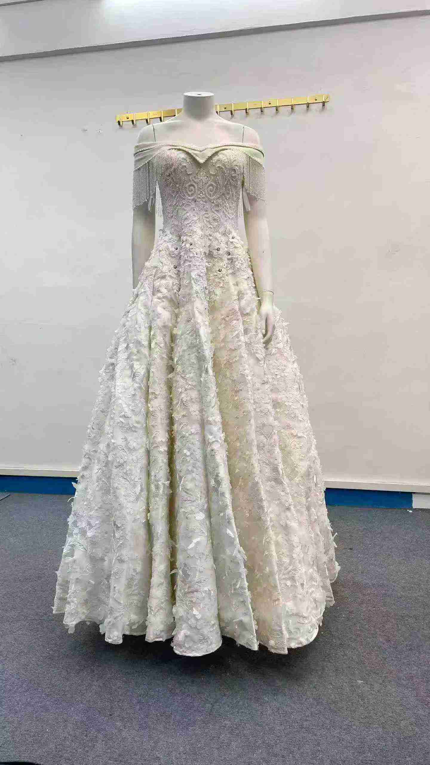 780 Pcs High Custom Heavy Wedding Dresses Clearance - Image 4