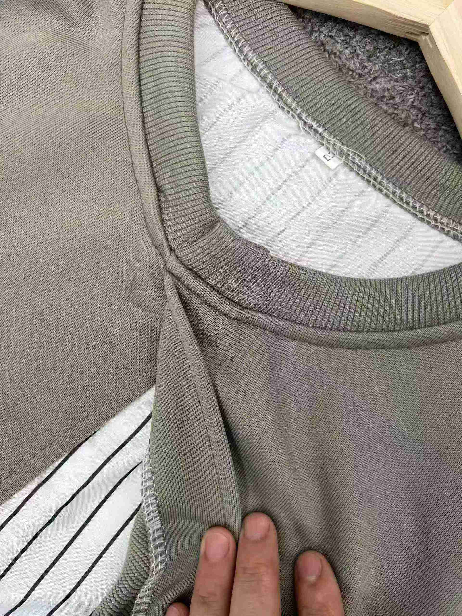 حوالي 500 قطعة سويترات أزواج مطرزة بياقة دائرية بتصميم وهمي على شكل قطعتين - Image 5