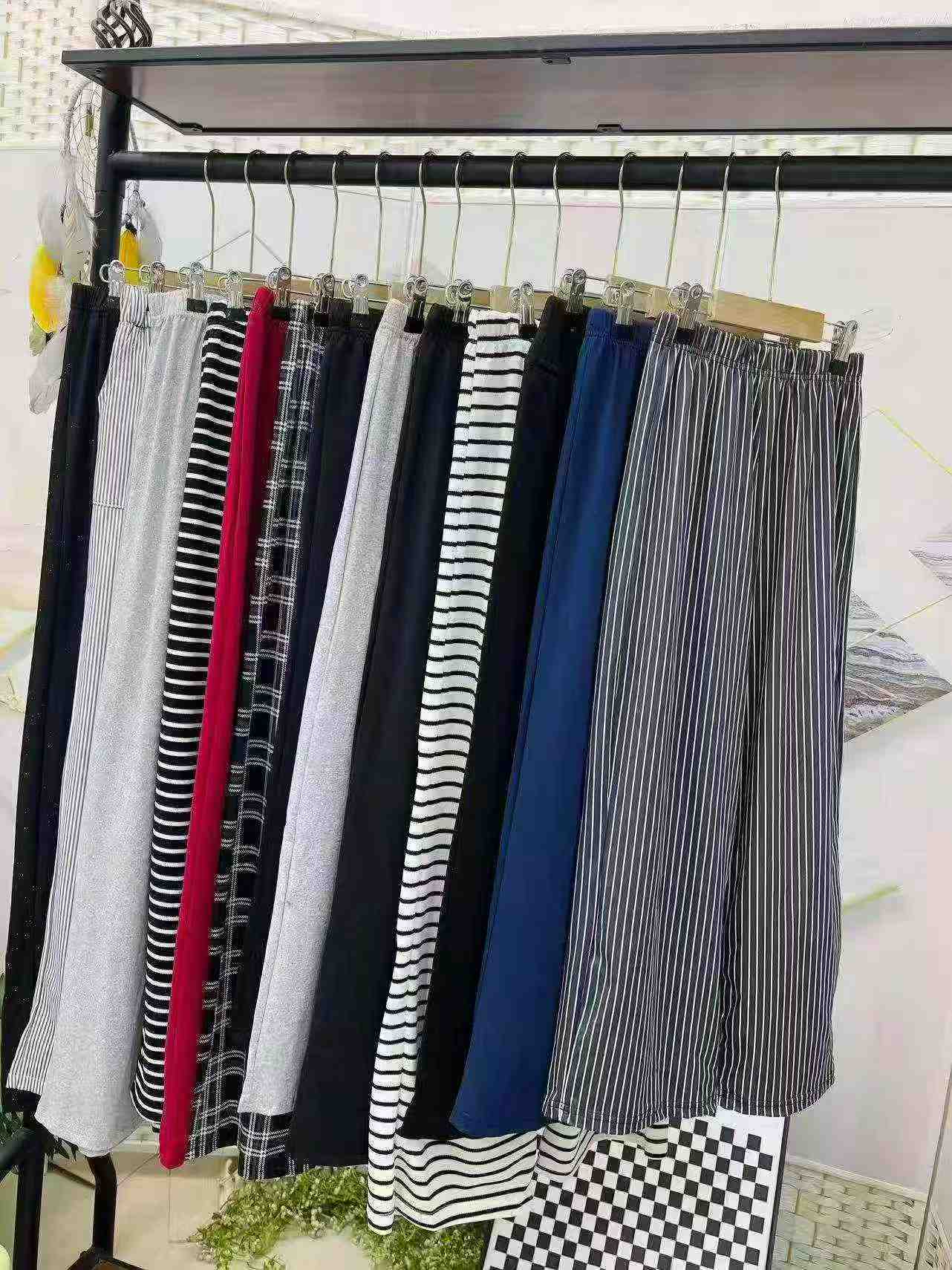 627 pièces de pantalons à jambe large pour grands enfants en déstockage - Image 4