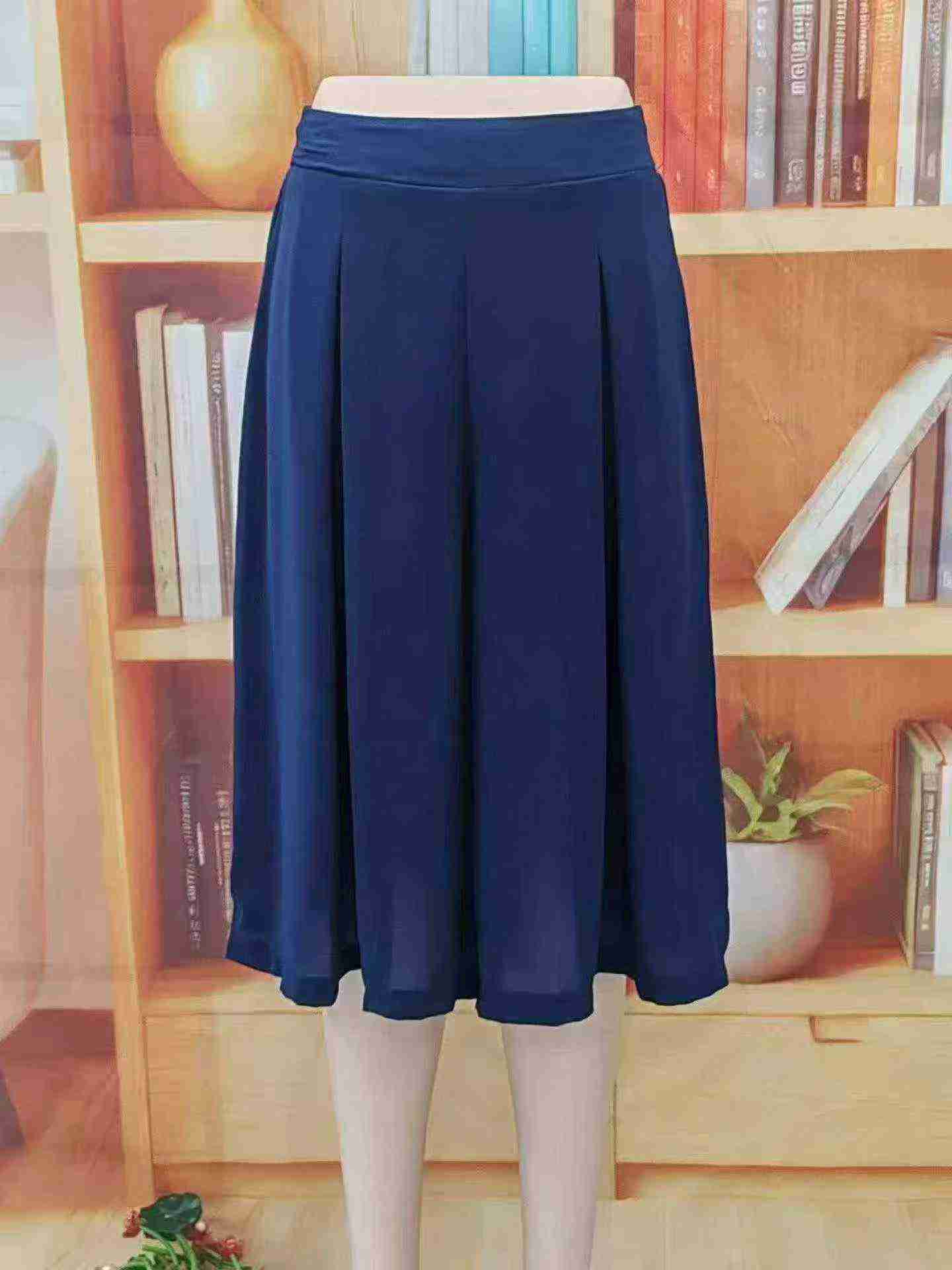 About 510 Pcs High Quality Chiffon Wide Leg Knee-length Mom Shorts Stock Wholesale - Image 4