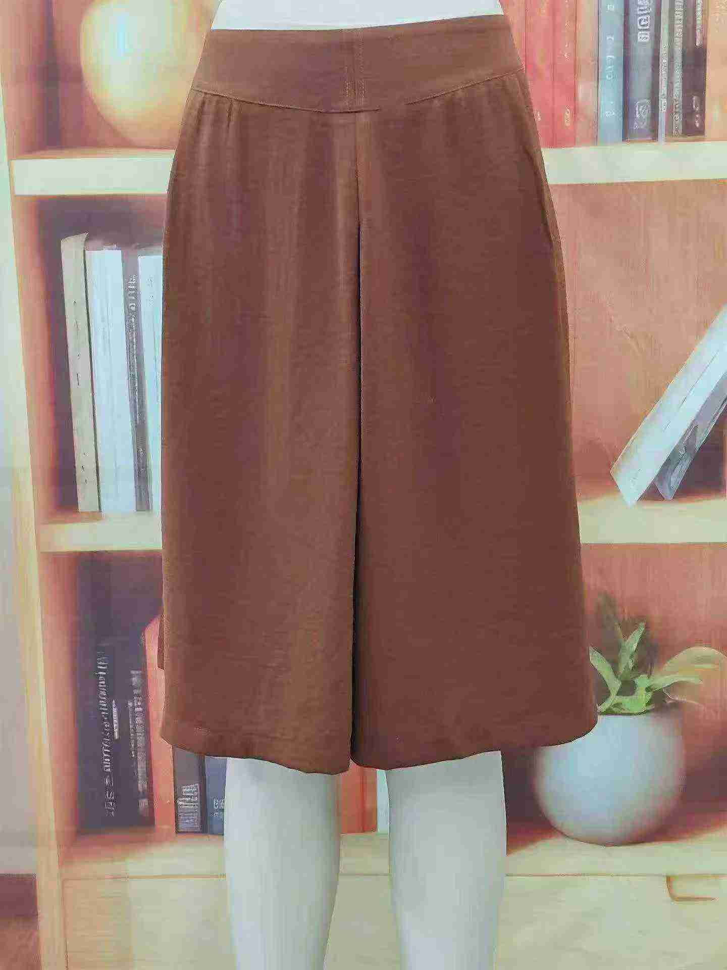 About 510 Pcs High Quality Chiffon Wide Leg Knee-length Mom Shorts Stock Wholesale - Image 6