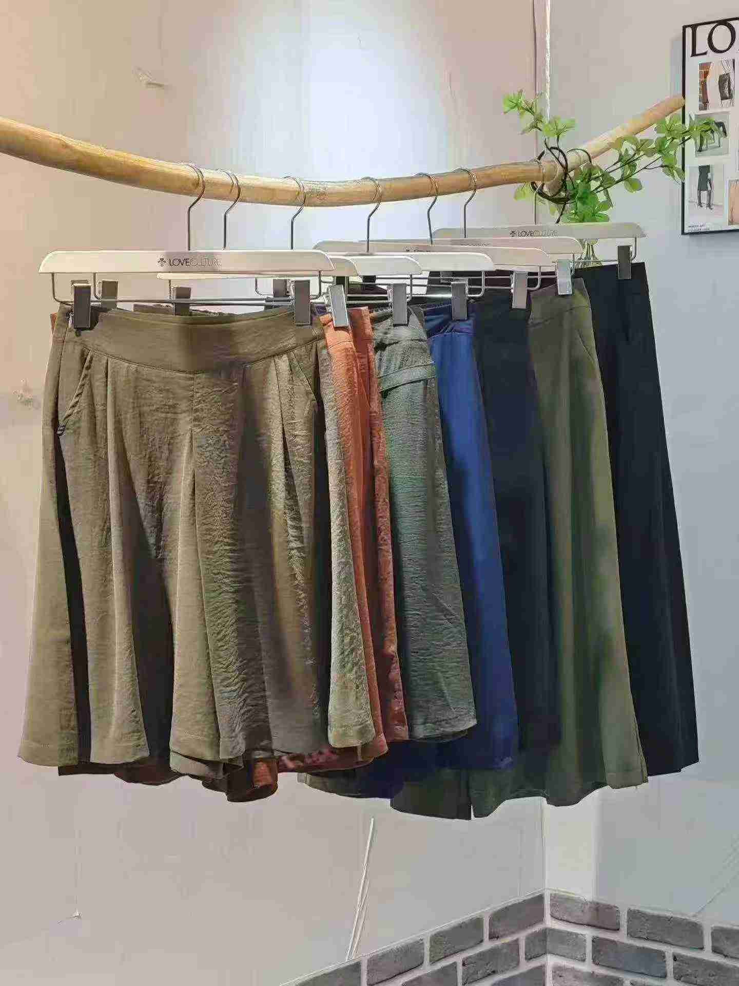About 510 Pcs High Quality Chiffon Wide Leg Knee-length Mom Shorts Stock Wholesale - Image 7