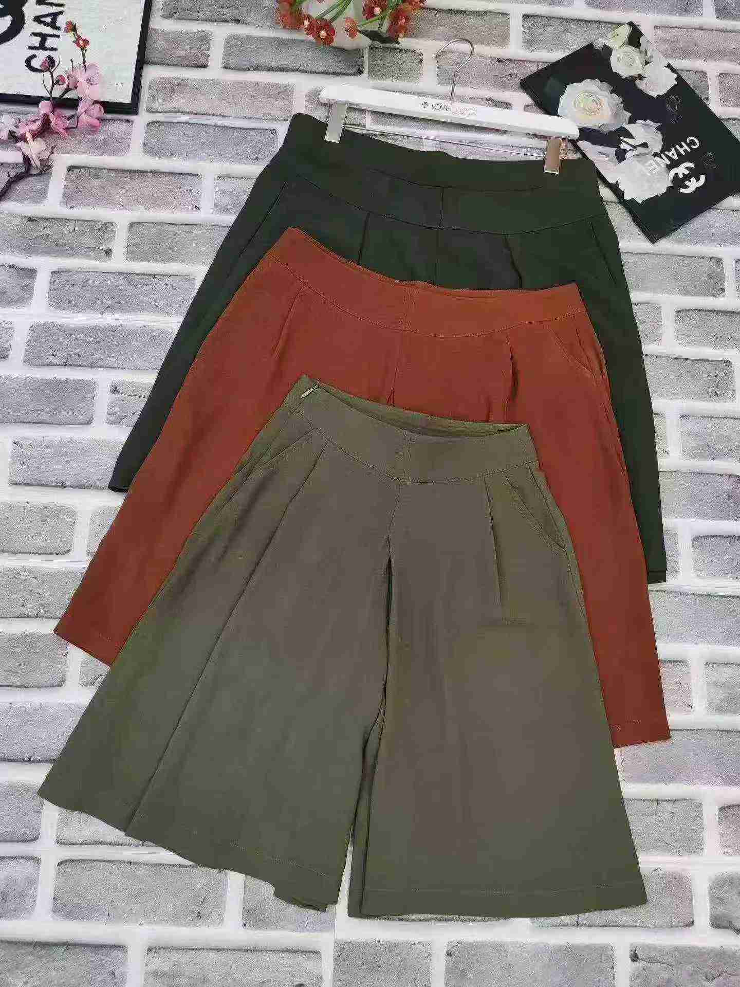 About 510 Pcs High Quality Chiffon Wide Leg Knee-length Mom Shorts Stock Wholesale - Image 8