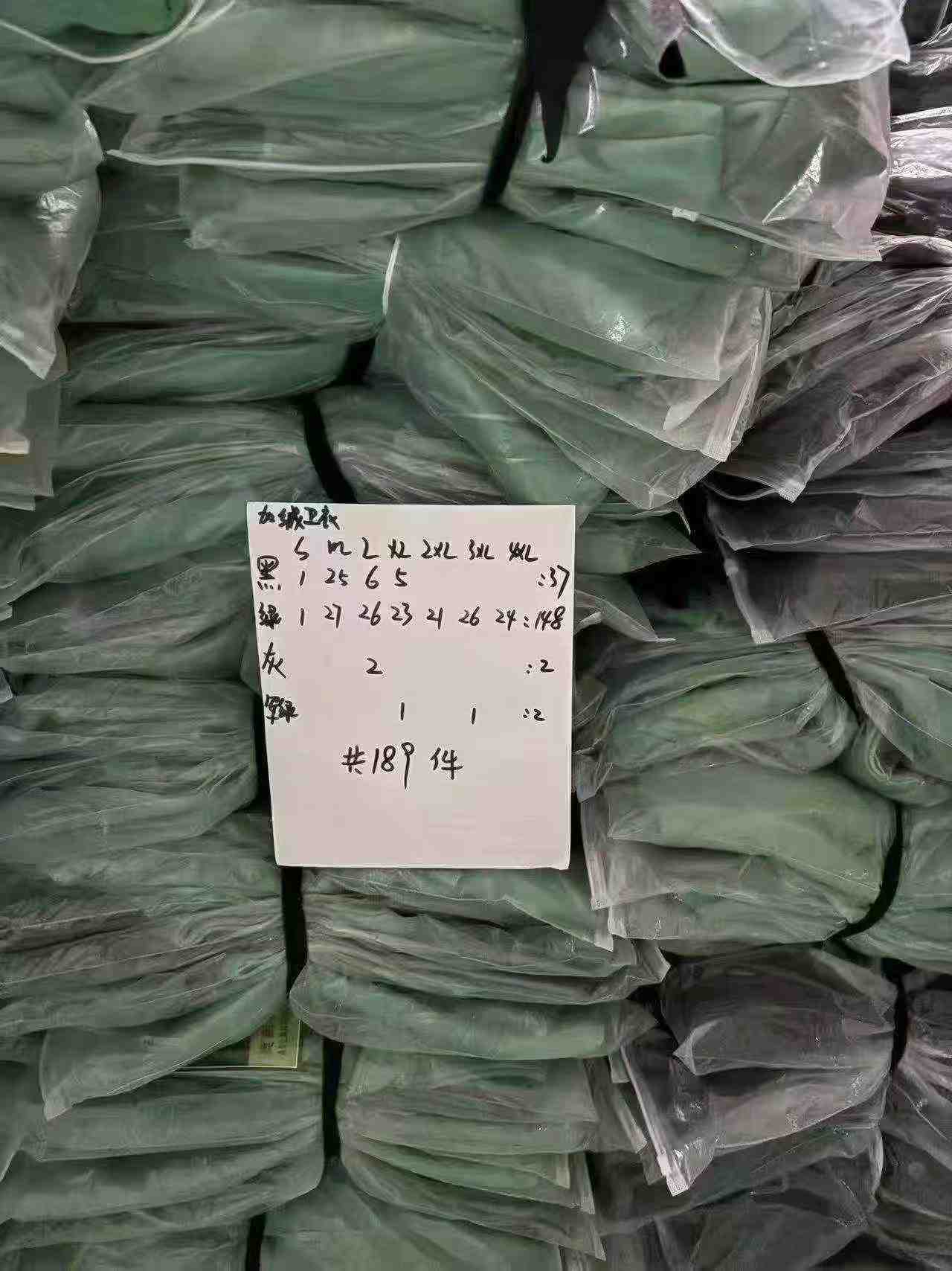 Liquidación: Aproximadamente 200 piezas de sudaderas vintage con forro de felpa - Image 9