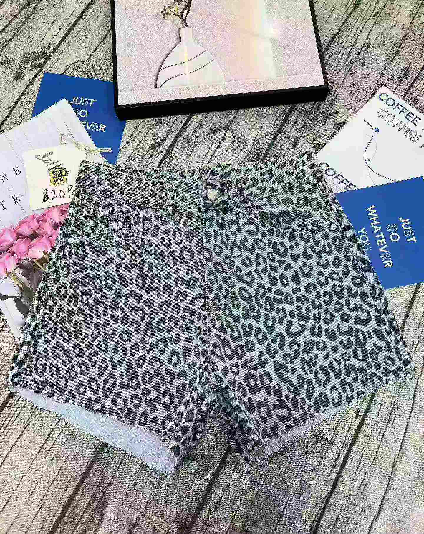 Ayollar cho'ziluvchan baland bel leopard naqshli jinsi kalta shimlar, 820 dona zaxirani tozalash - Image 4
