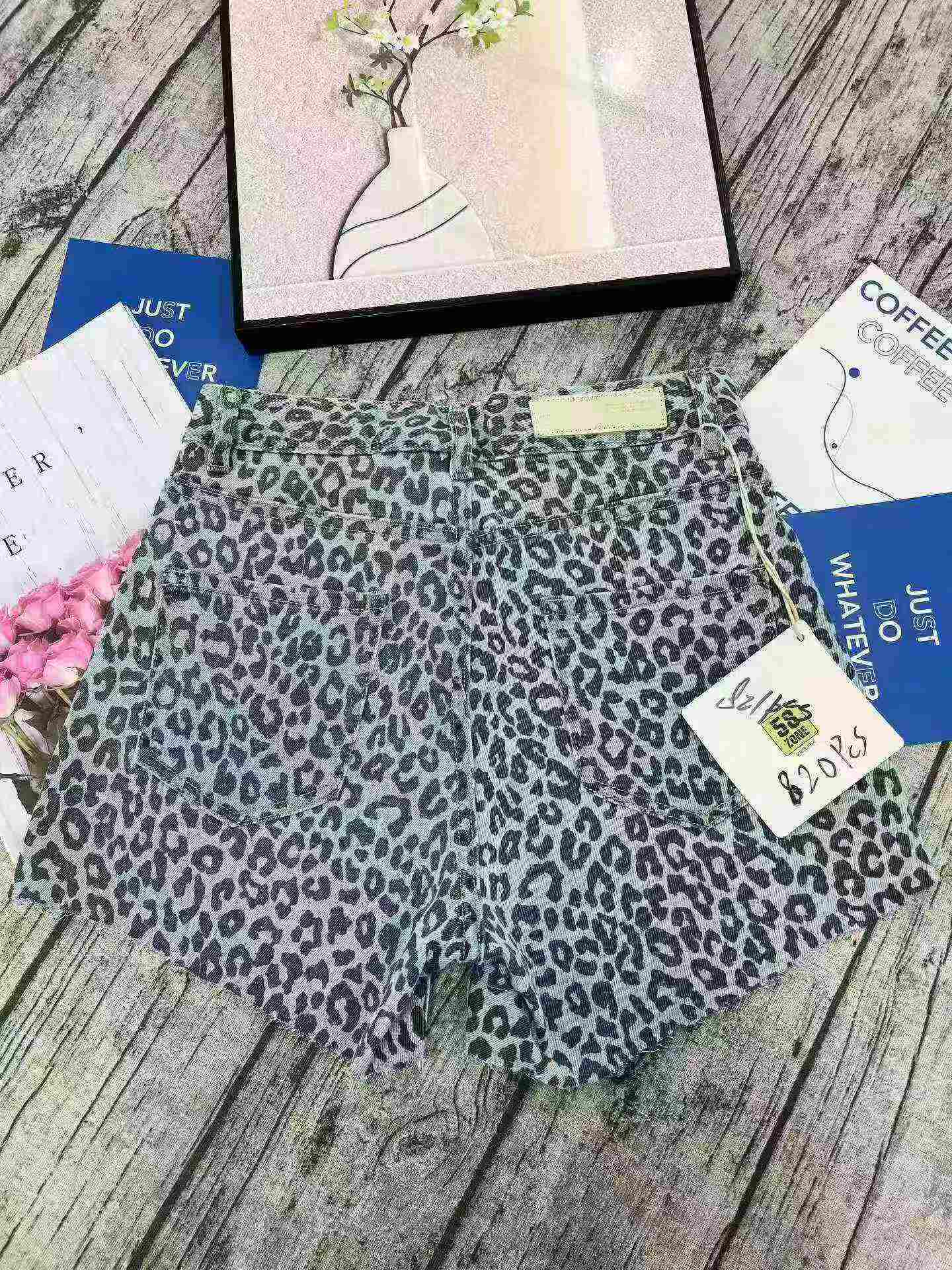 Ayollar cho'ziluvchan baland bel leopard naqshli jinsi kalta shimlar, 820 dona zaxirani tozalash - Image 5