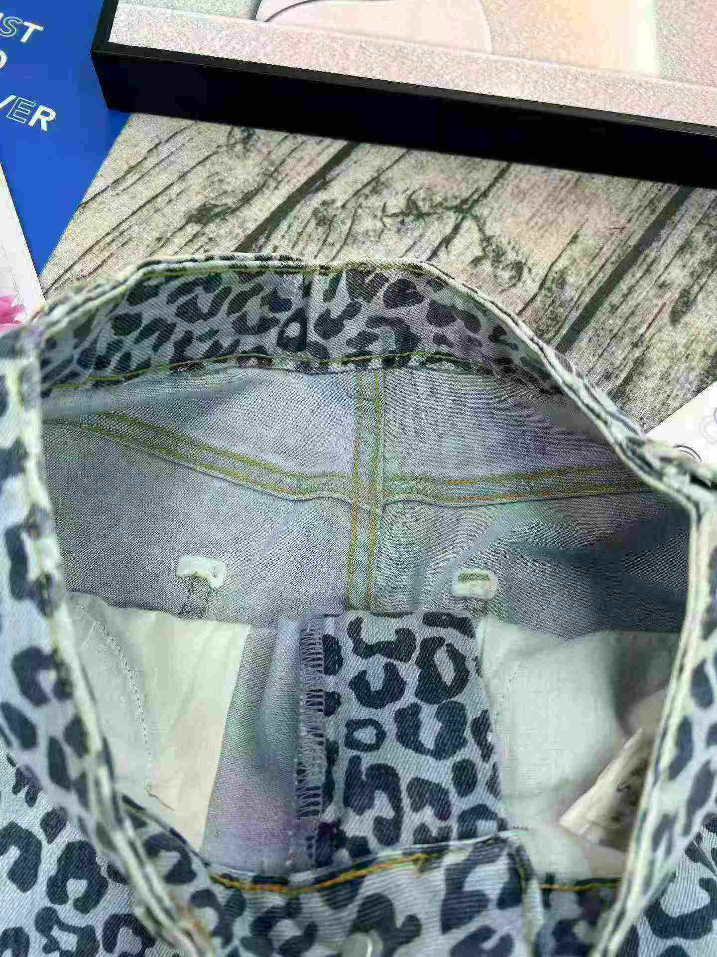Ayollar cho'ziluvchan baland bel leopard naqshli jinsi kalta shimlar, 820 dona zaxirani tozalash - Image 6
