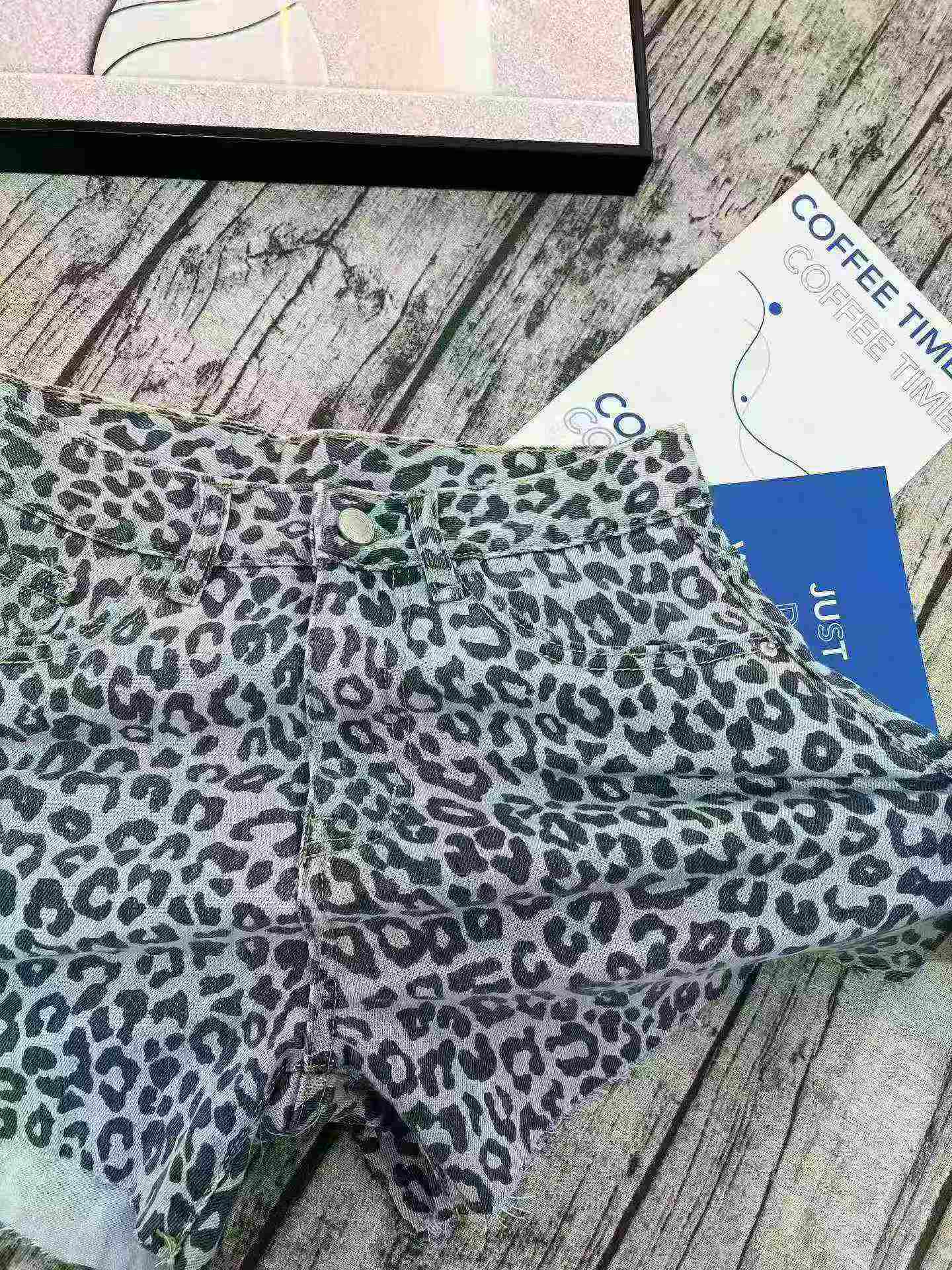 Ayollar cho'ziluvchan baland bel leopard naqshli jinsi kalta shimlar, 820 dona zaxirani tozalash - Image 7