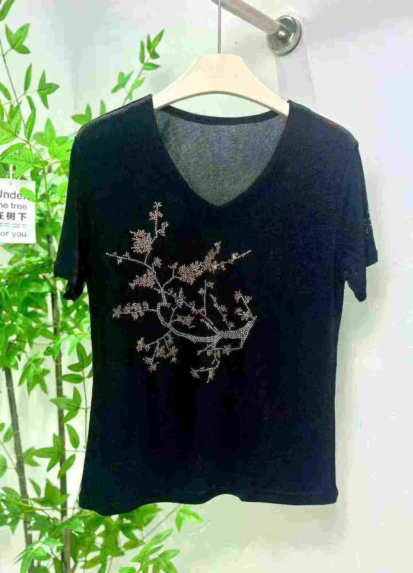 Sekitar 1200 Pcs Kaos Lengan Pendek Leher V Motif Plum Berlian Emas - Image 3