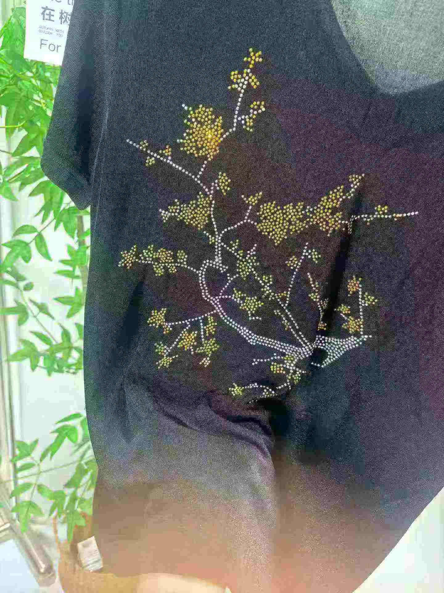 Sekitar 1200 Pcs Kaos Lengan Pendek Leher V Motif Plum Berlian Emas - Image 4