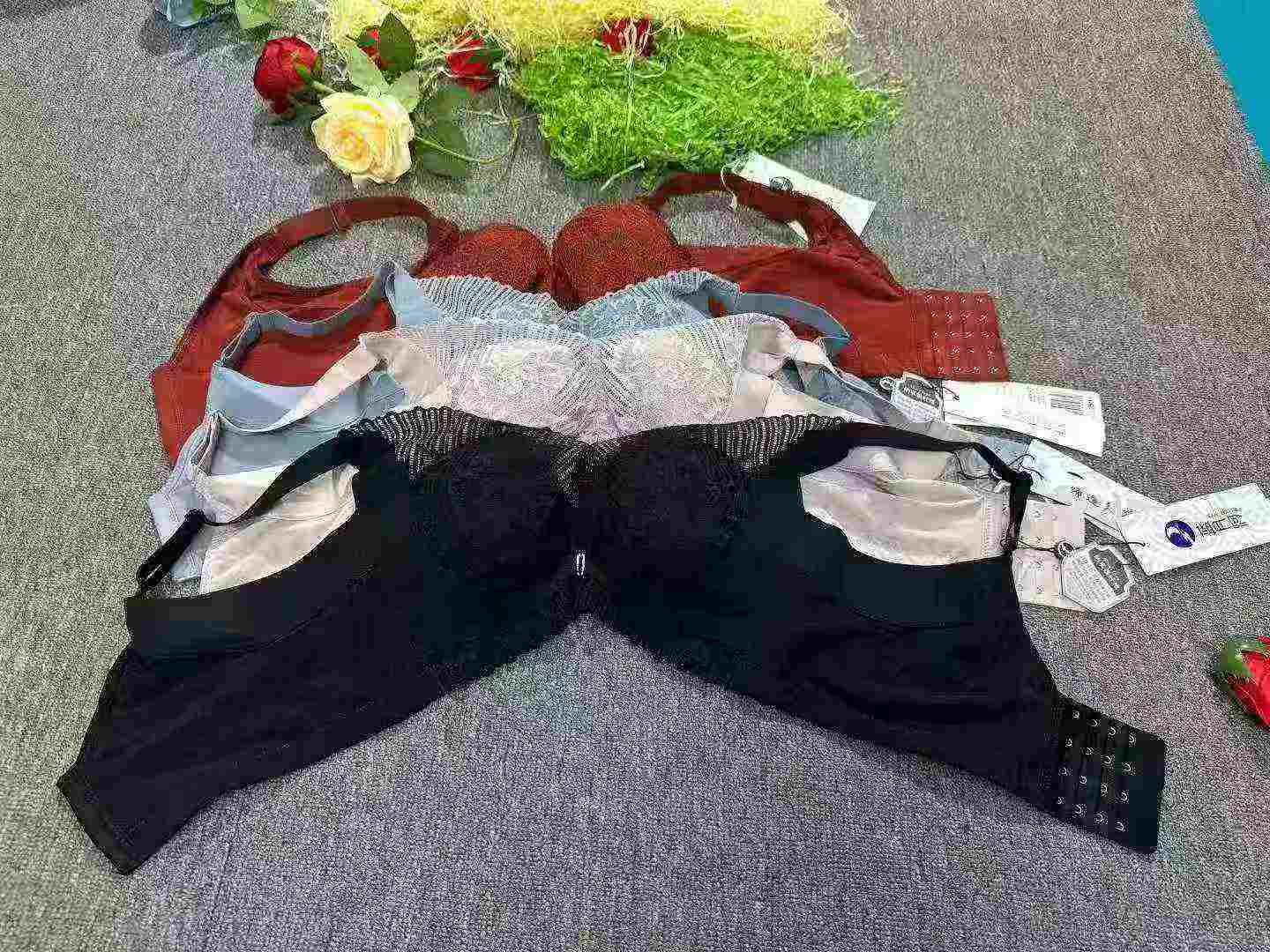 Around 600pcs Whole Collection Women Bras Wholesale - Image 2