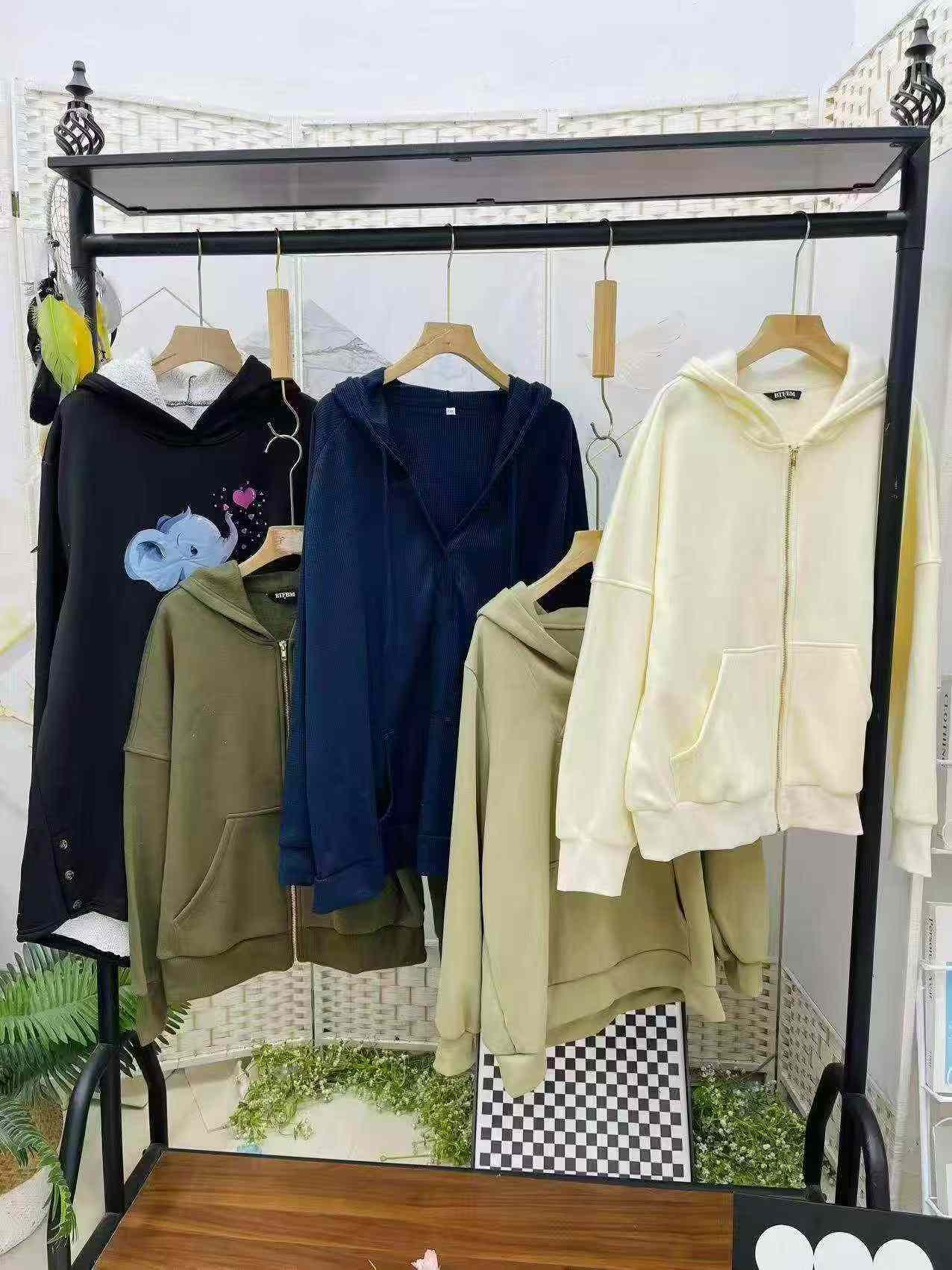 Hurtowa partia mieszanych topów, spodni i spódnic, łącznie 371 sztuk, wyprzedaż likwidacyjna - Image 3