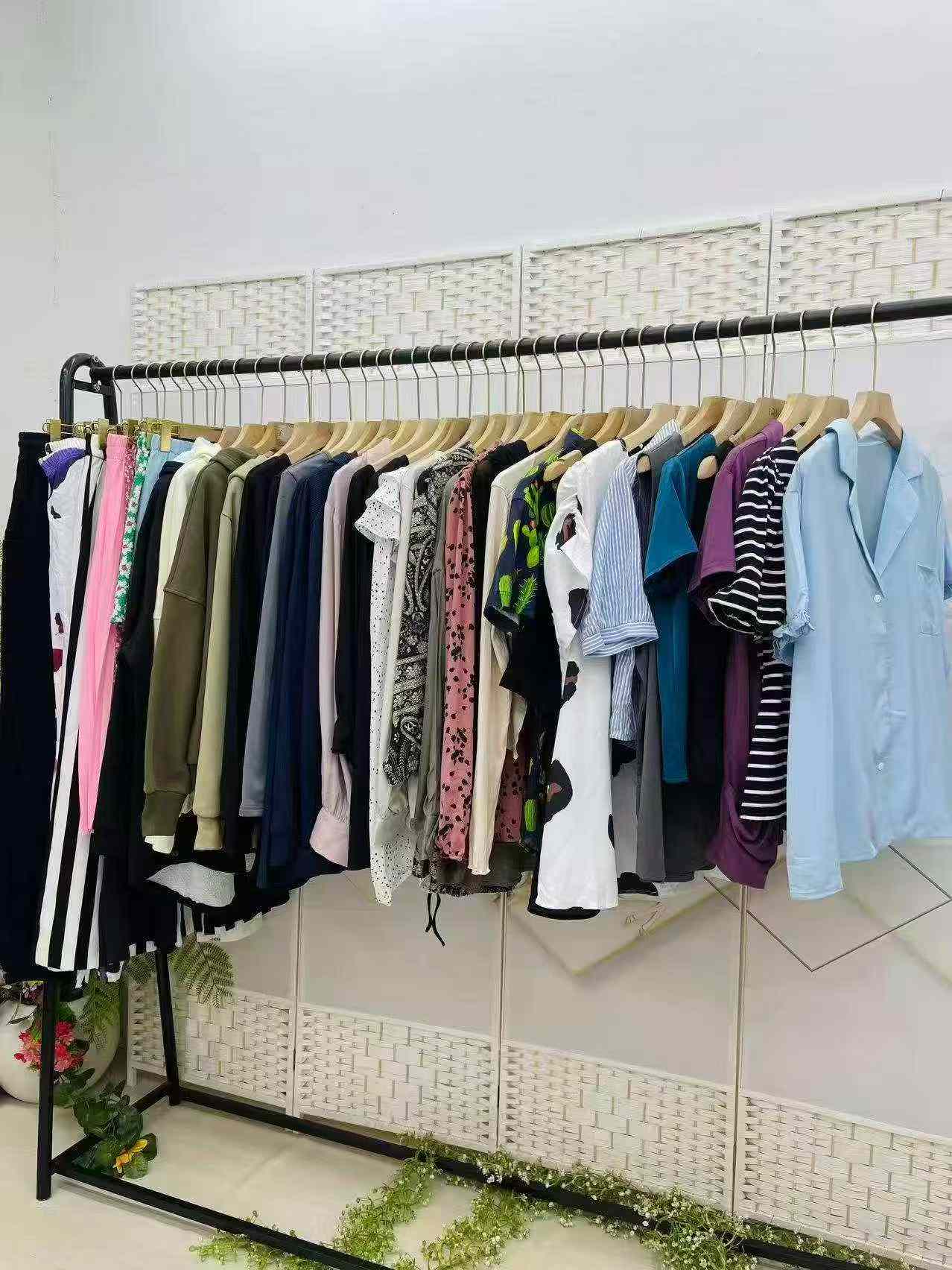 Hurtowa partia mieszanych topów, spodni i spódnic, łącznie 371 sztuk, wyprzedaż likwidacyjna - Image 9