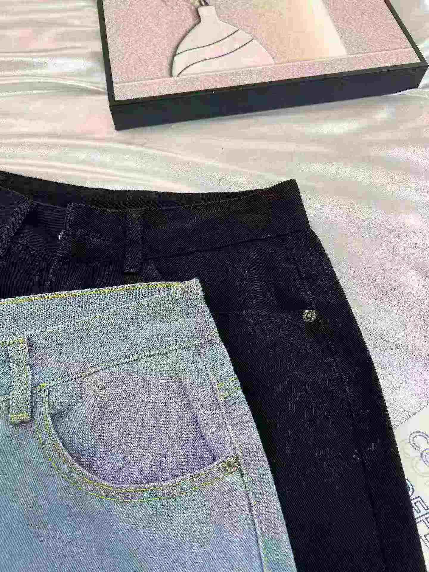 Vipande 1060 vya Suruali Fupi za Kiume za Denim Zilizochanwa za Aina ya Pointi Tano, yenye Mtindo wa Barabarani wa Majira ya Joto - Image 4
