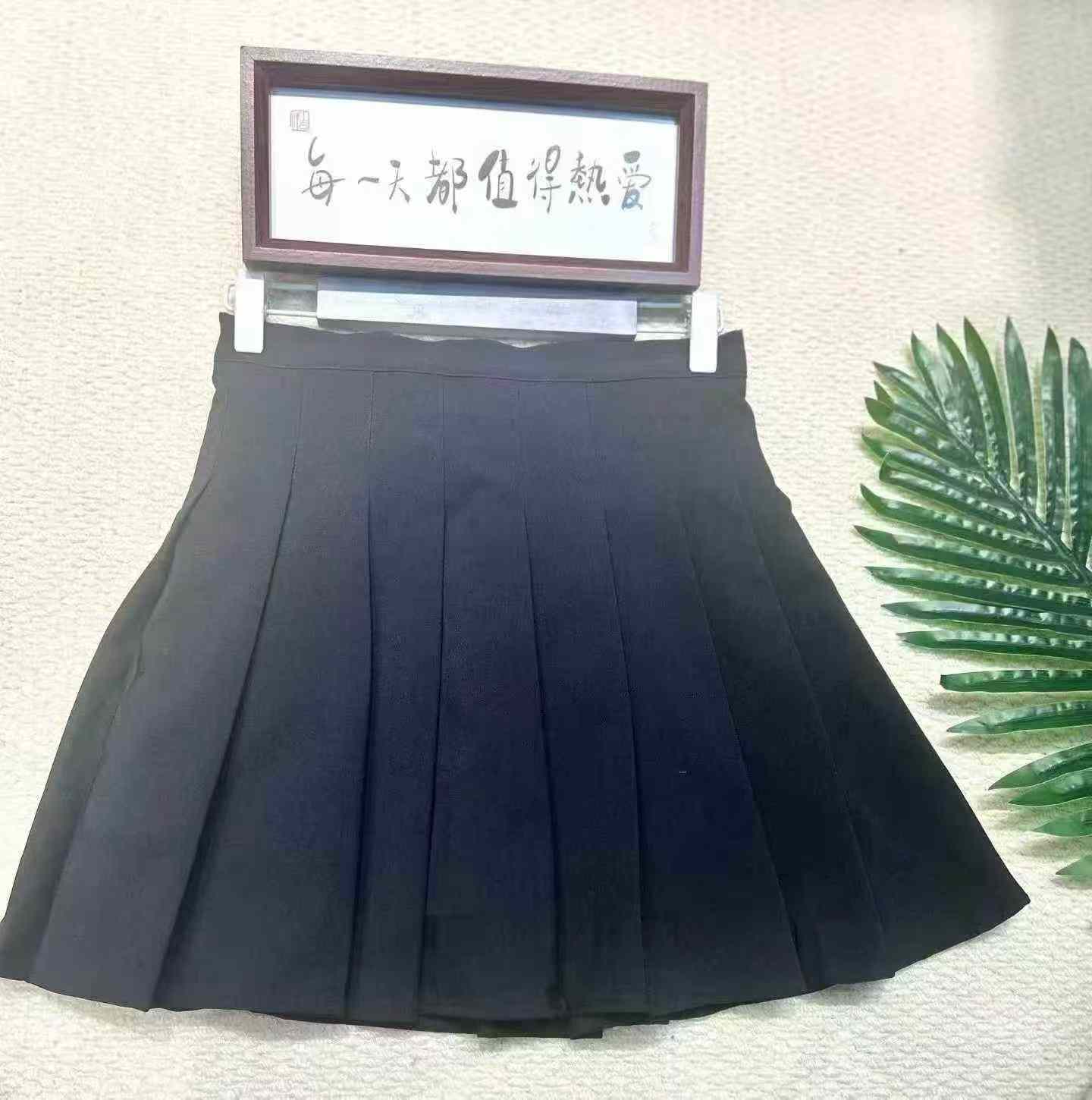 Lebih kurang 120 Keping Skirt Berlipit Seksi Hitam Anti-Terdedah - Image 2