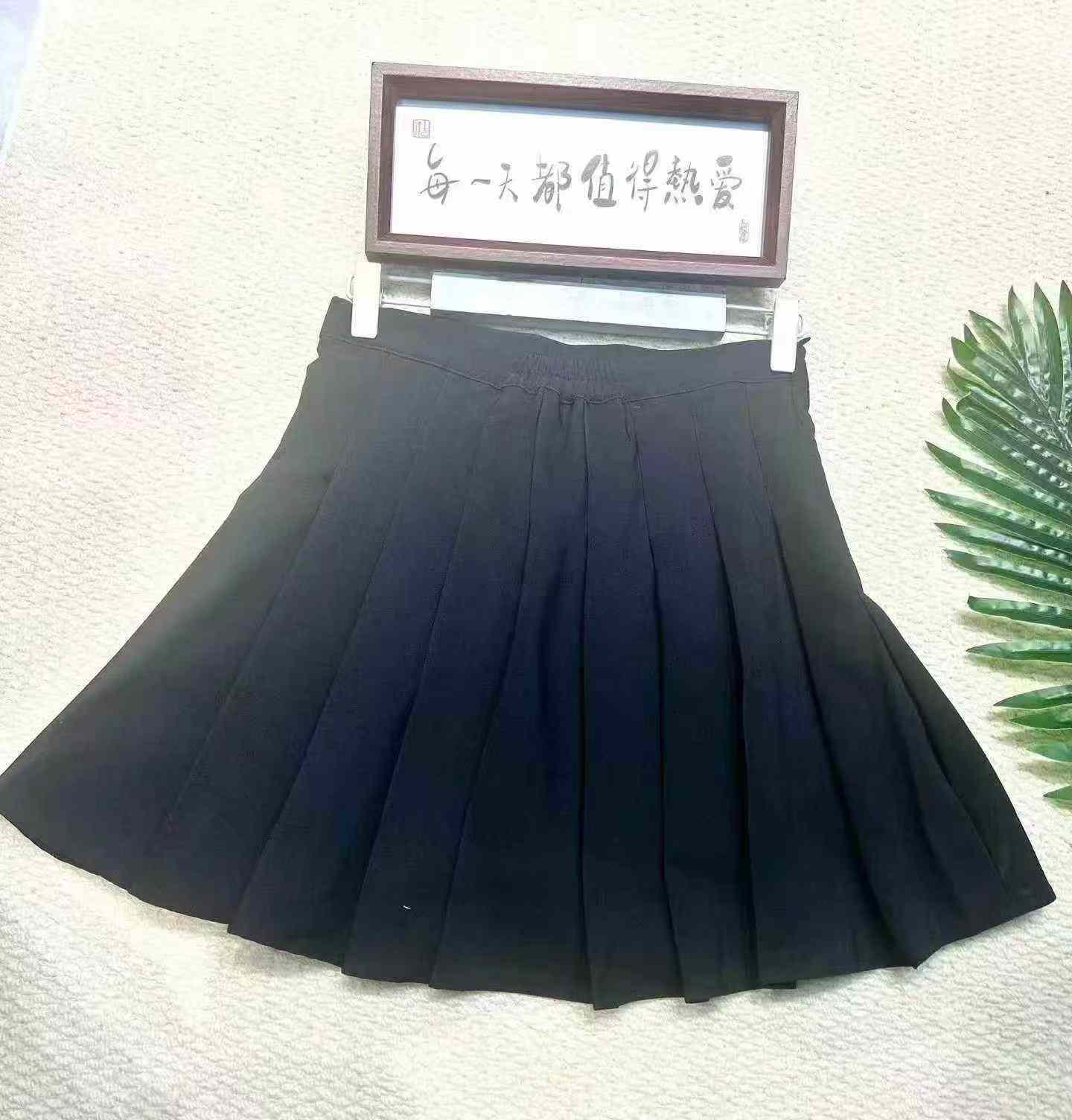 Lebih kurang 120 Keping Skirt Berlipit Seksi Hitam Anti-Terdedah - Image 5