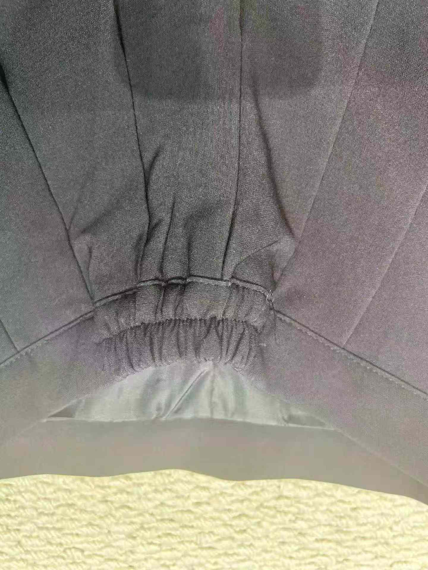 Lebih kurang 120 Keping Skirt Berlipit Seksi Hitam Anti-Terdedah - Image 8