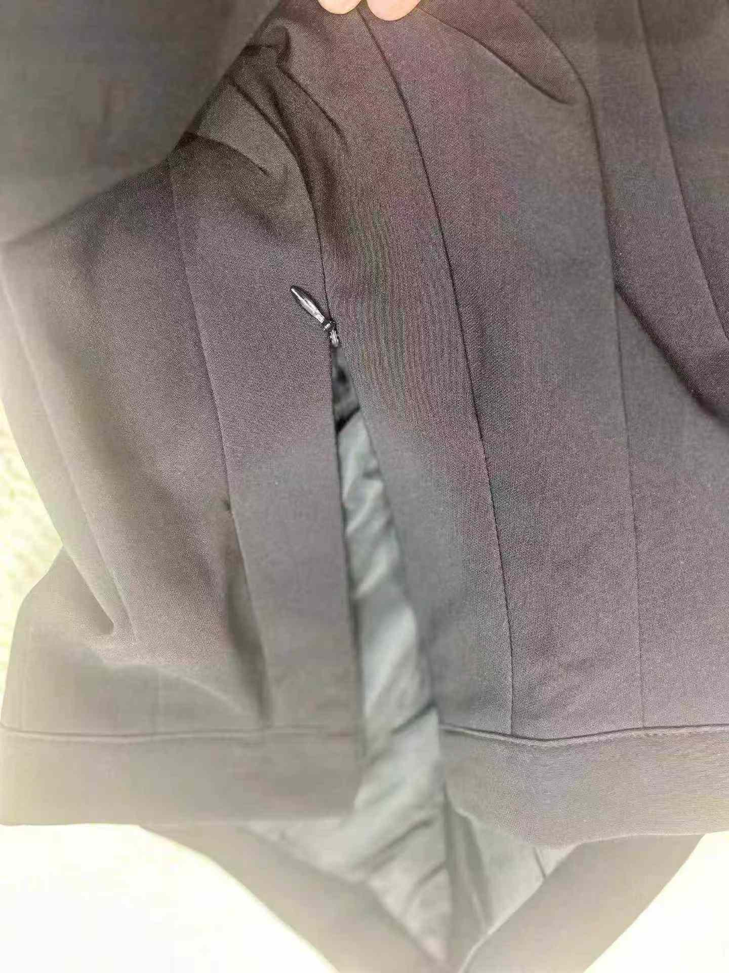 Lebih kurang 120 Keping Skirt Berlipit Seksi Hitam Anti-Terdedah - Image 9