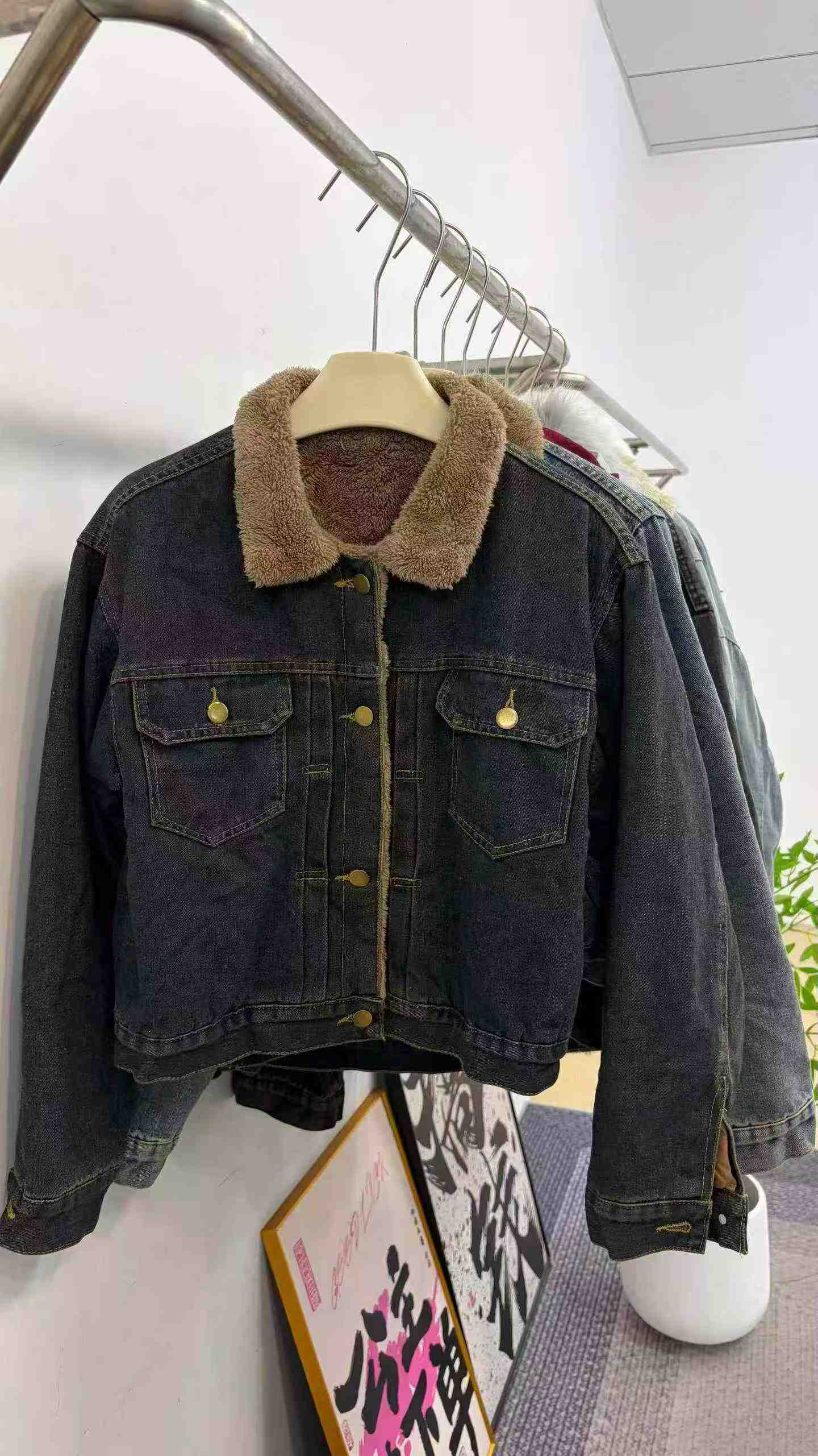 200 Pcs Women's Lamb Fleece Lined Denim Jacket - Image 6