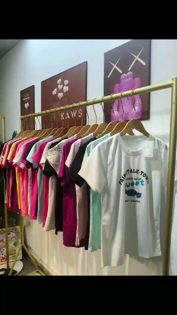 390pcs Summer Women's One Size Crew Neck Mixed T-Shirts - Image 1