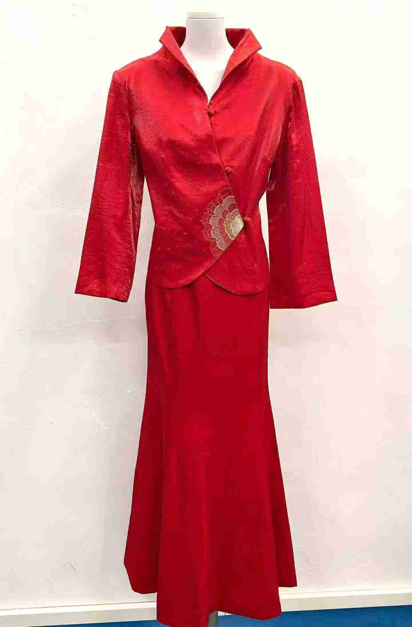 175 Sets Chinese Style Embroidered Sequined Cheongsam Xiuhe Suit Set - Image 1