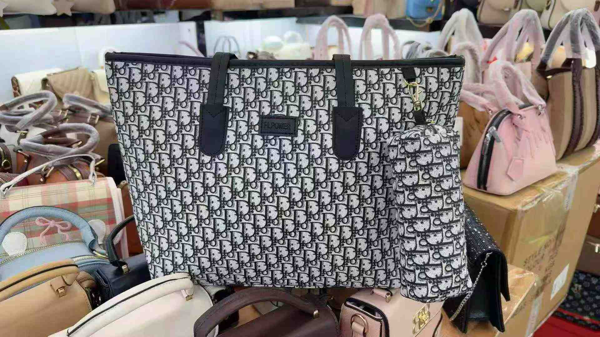 Atacado de Bolsas Tote Sortidas, Liquidação de 6000 Peças - Image 1