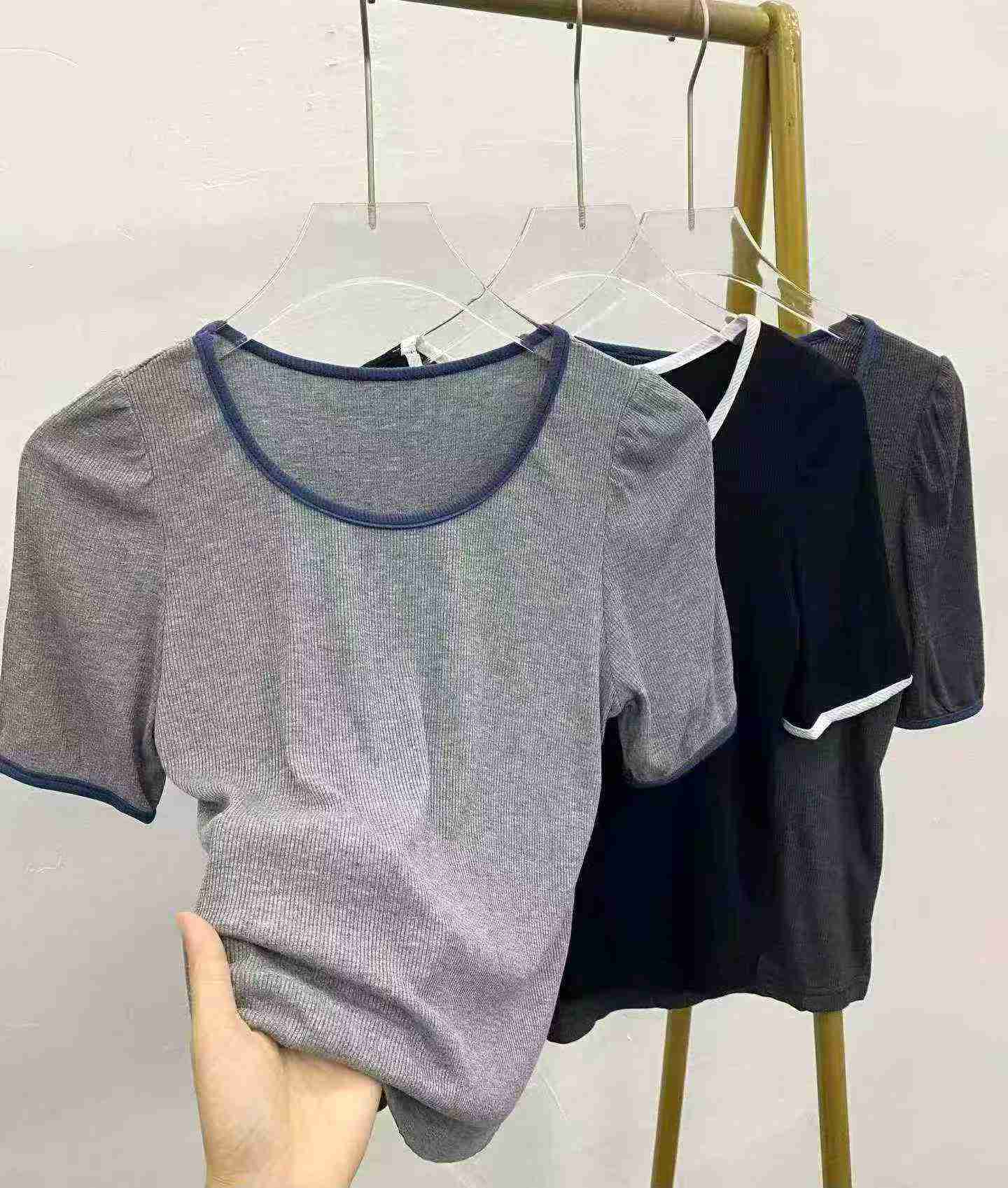 495 ชิ้น เสื้อยืดแขนสั้นสีพื้นดีไซน์เรียบง่าย ใช้งานได้หลากหลาย - Image 1