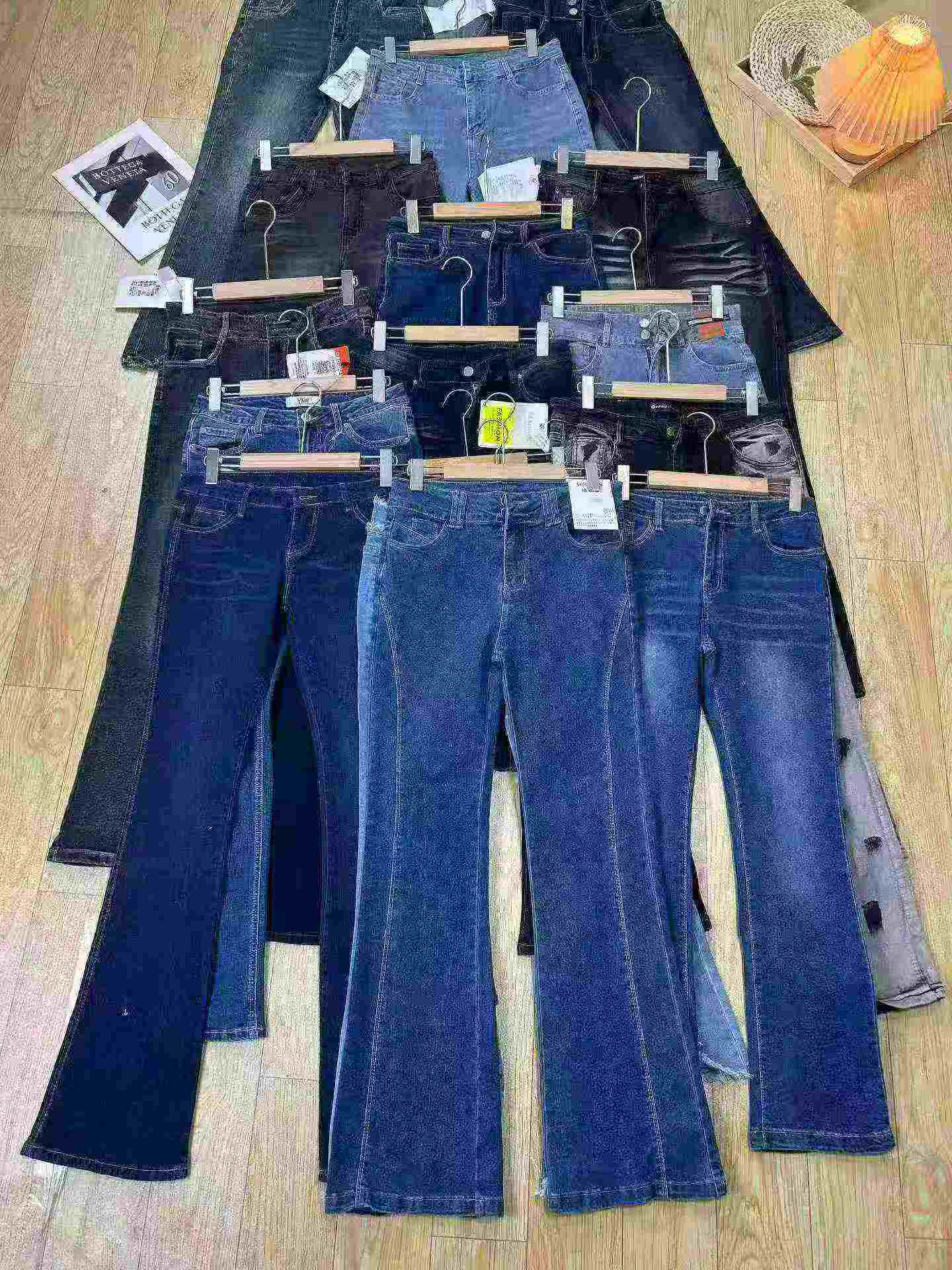 Grosir 1500 Pcs Celana Jeans Flared Pinggang Tinggi Elastis Wanita - Image 1