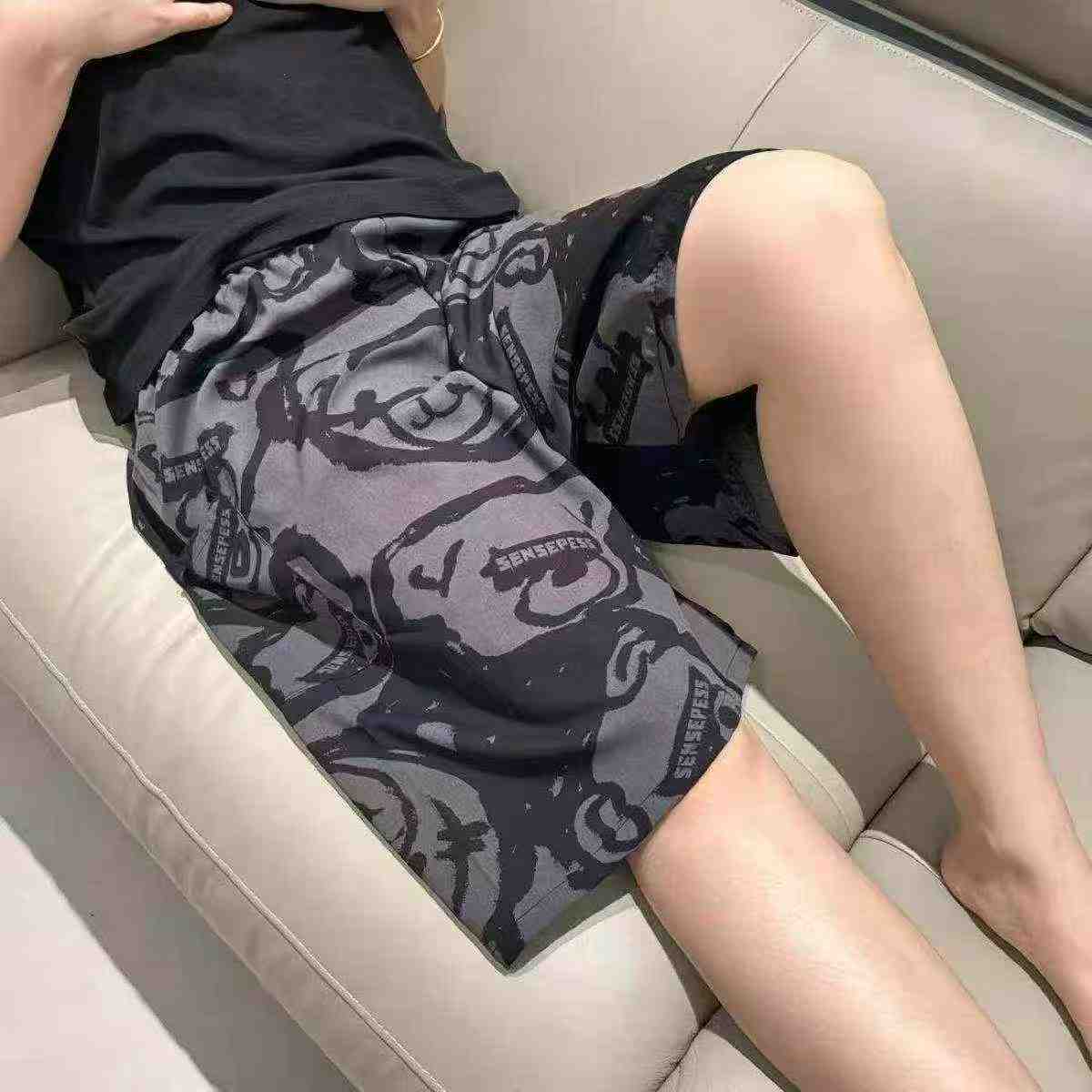 543 Pcs Hawaiian Printed Men's Couple Beach Quick-drying Ice Silk Shorts - Image 1