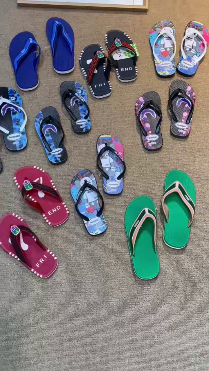 About 320 Pairs Kids Size 24-35 Flip Flop Slippers - Image 1
