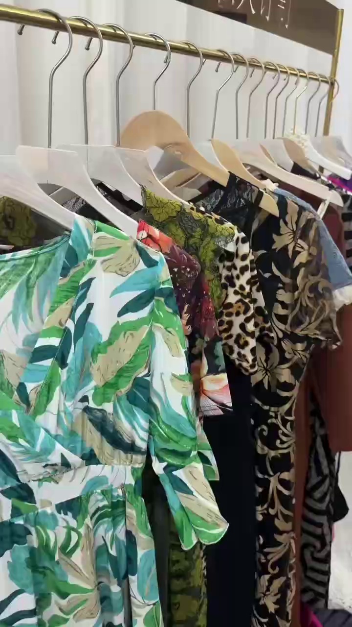Environ 300 pièces de robes longues de luxe léger en liquidation, tailles M à 5XL - Image 1
