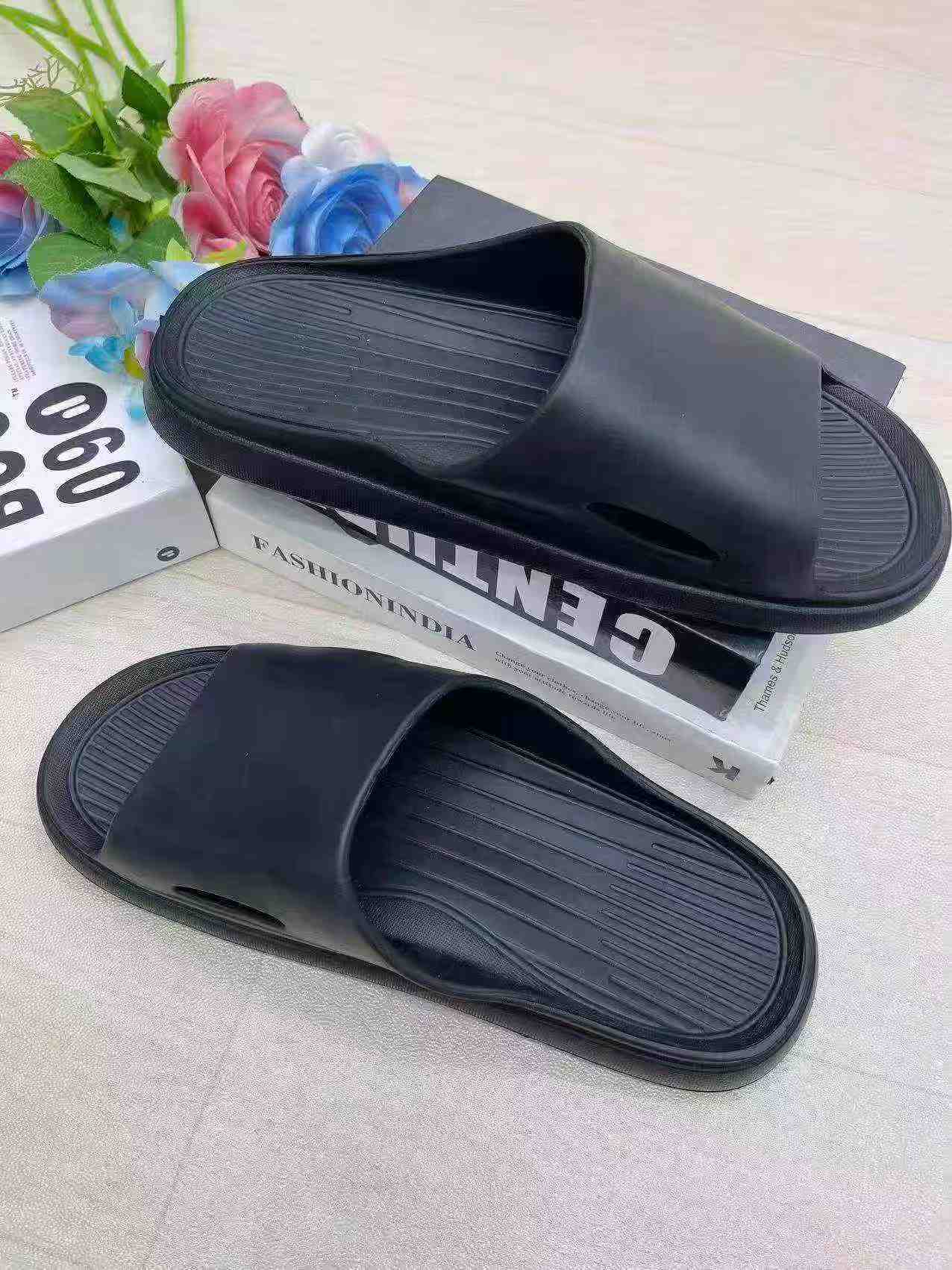 1299 Pares de Zapatillas de Casa de Liquidación con Empaque Individual - Image 1
