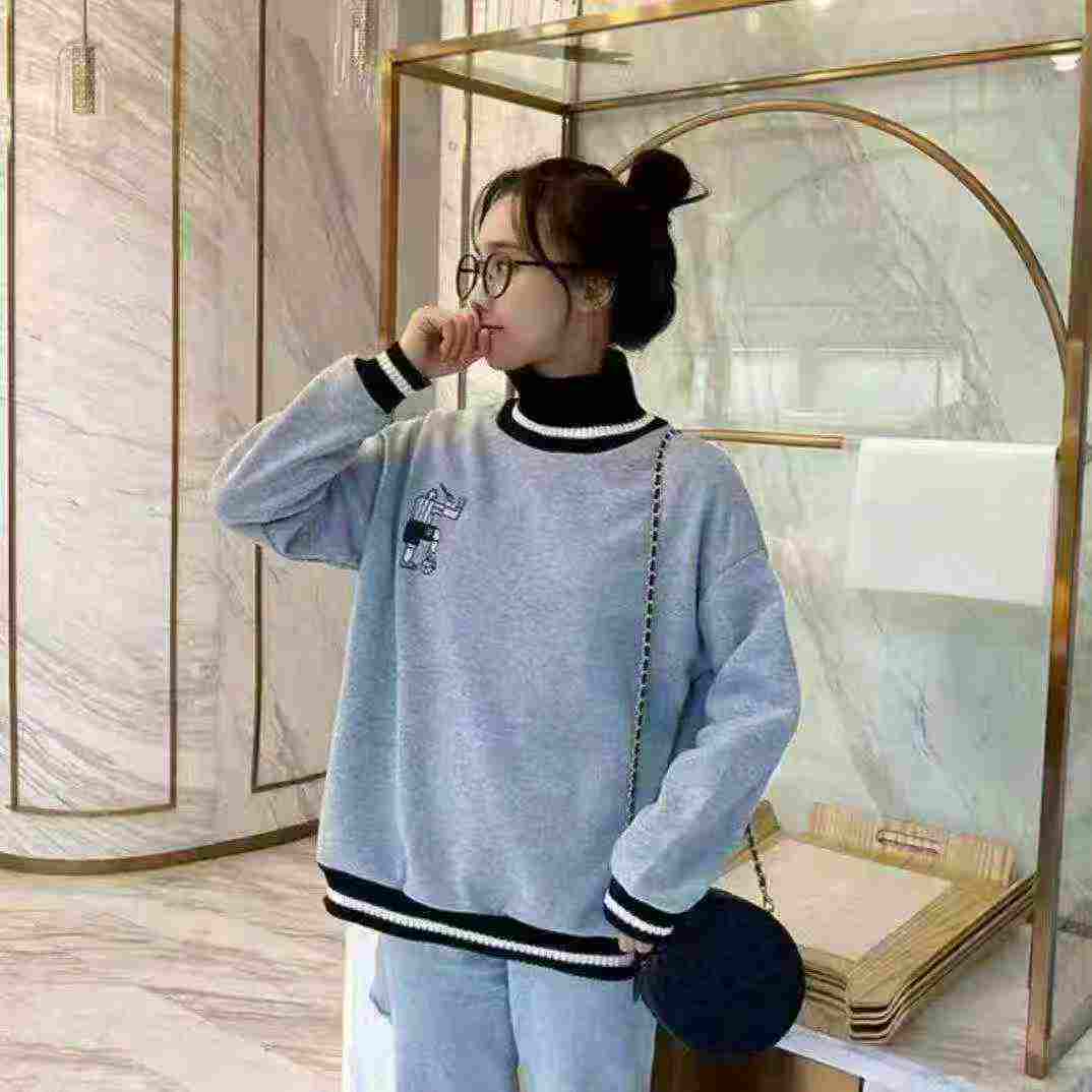 Women's Fleece Crewneck Sweatshirts, 352 Pieces Clearance Stock - Image 1