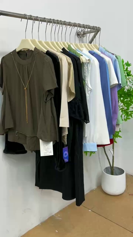 حدود ۱۰۰۰ قطعه لباس متنوع زنانه، فروش عمده ترخیص انبوه - Image 1