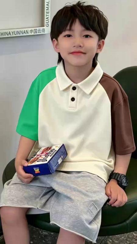 1800 pièces de tops à manches courtes tendance mixtes pour enfants (garçons et filles), majoritairement de la même marque, tailles 100-160, emballage individuel - Image 1