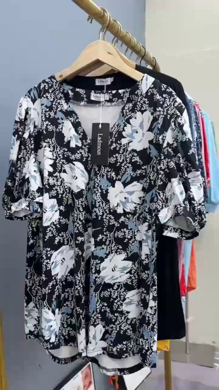 1800 Piezas de Camisetas Holgadas de Cuello en V Casuales de Verano para Mujeres - Image 1