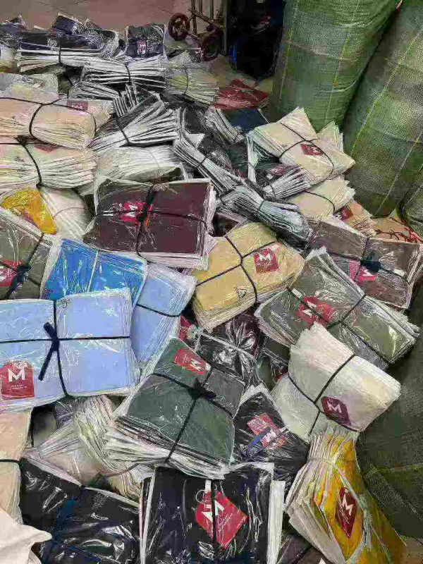 30000 Piezas de Camisetas para Hombre de Algodón con Logo Bordado en Stock - Image 1