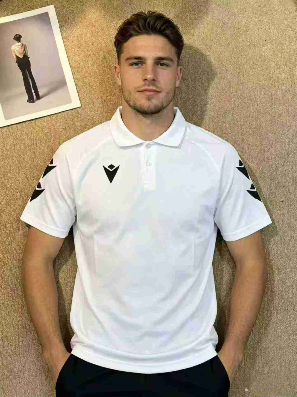 Environ 2200 pièces de polos de sport à manches courtes de marque pour hommes - Image 1