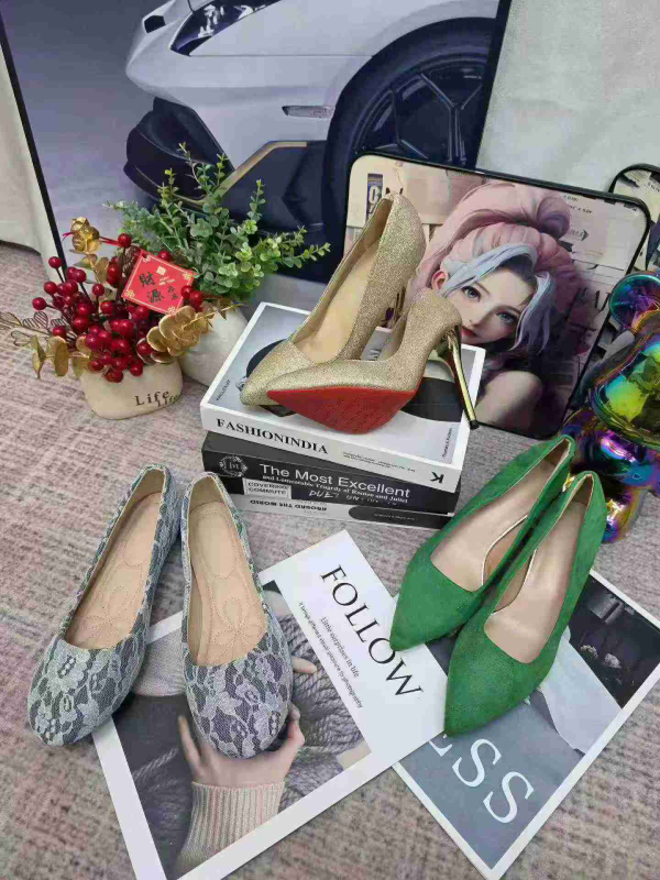 2300 Pasang Sepatu, Sebagian Besar Tipe Mid & High Top, 300 Pasang Sandal Selop, Beragam Model, Clearance Stok Borongan - Image 1