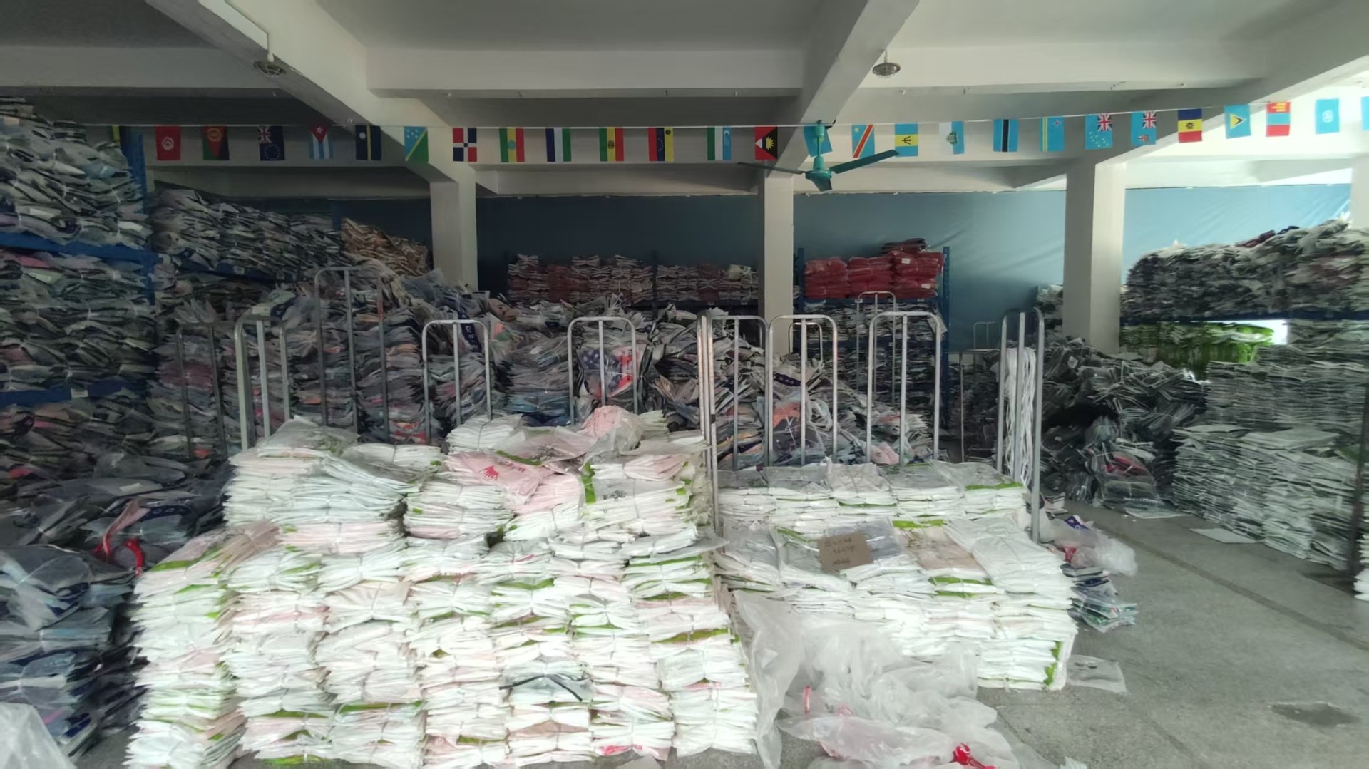 China Clothing Stock Lots Supplier | Wholesale Overstock - Clothing Stock Lots Wholesale –, Direct Supply from Guangdong's Core Sources