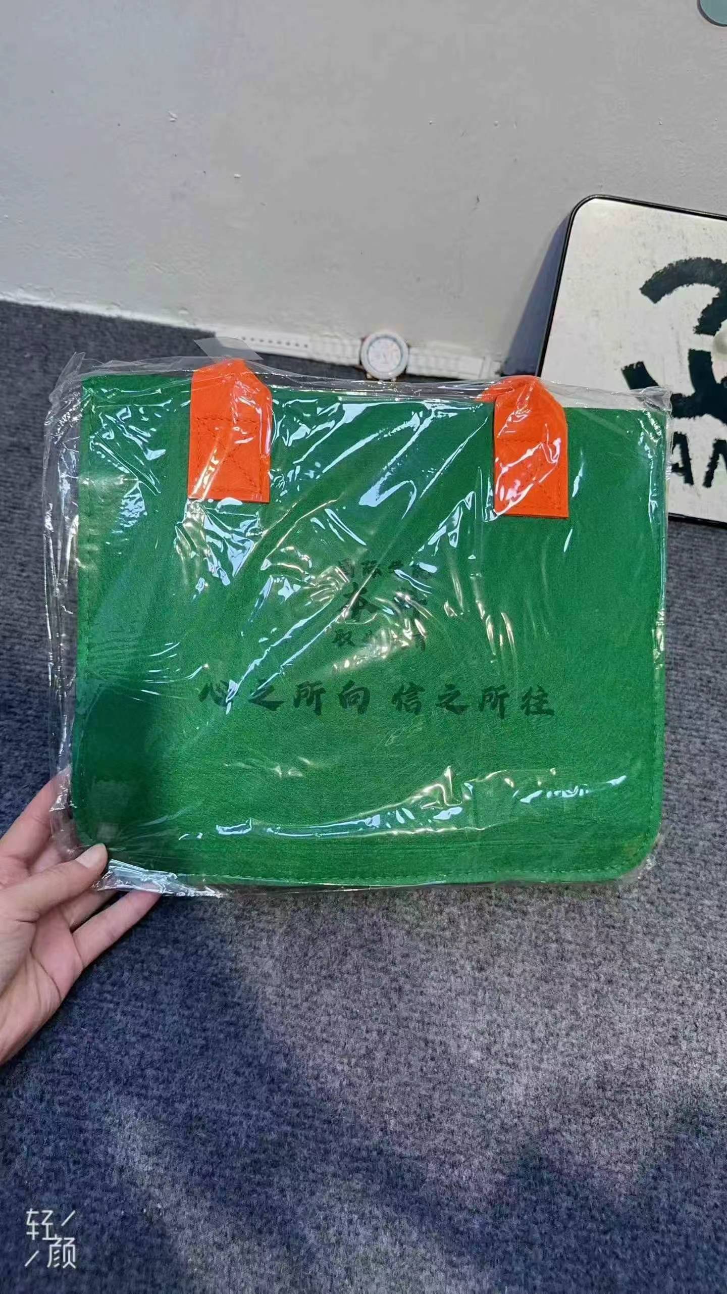600个简约款毛毡通勤购物托特包 - Image 5